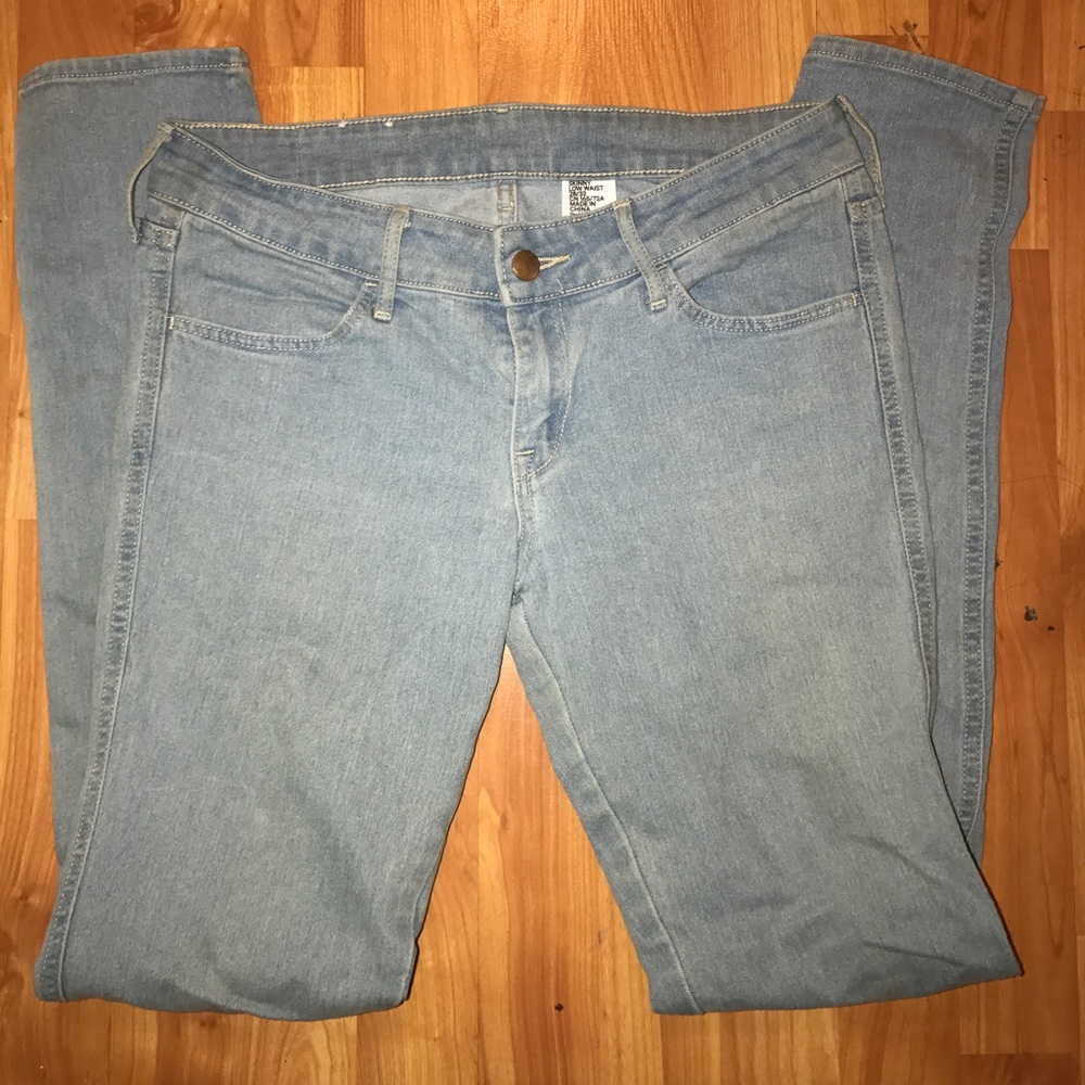 H&M LOW WAIST LIGHT WASH JEANS